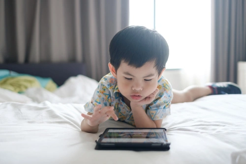 Si Kecil Kecanduan Gadget? Cermati 5 Dampak Negatif untuk Perkembangan Anak