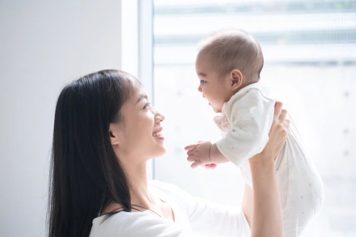 Cara Sosialisasi dengan Bayi + Tahap Perkembangannya