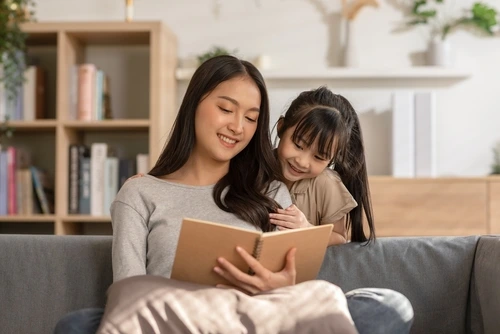 7 Manfaat Membacakan Buku Cerita Bergambar untuk Anak