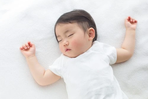 Bayi Sering Kaget Saat Tidur: Penyebabnya Apa?