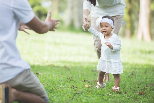 Stimulasi anak 1 tahun belajar jalan