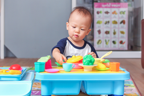 Anak bermain permainan montessori