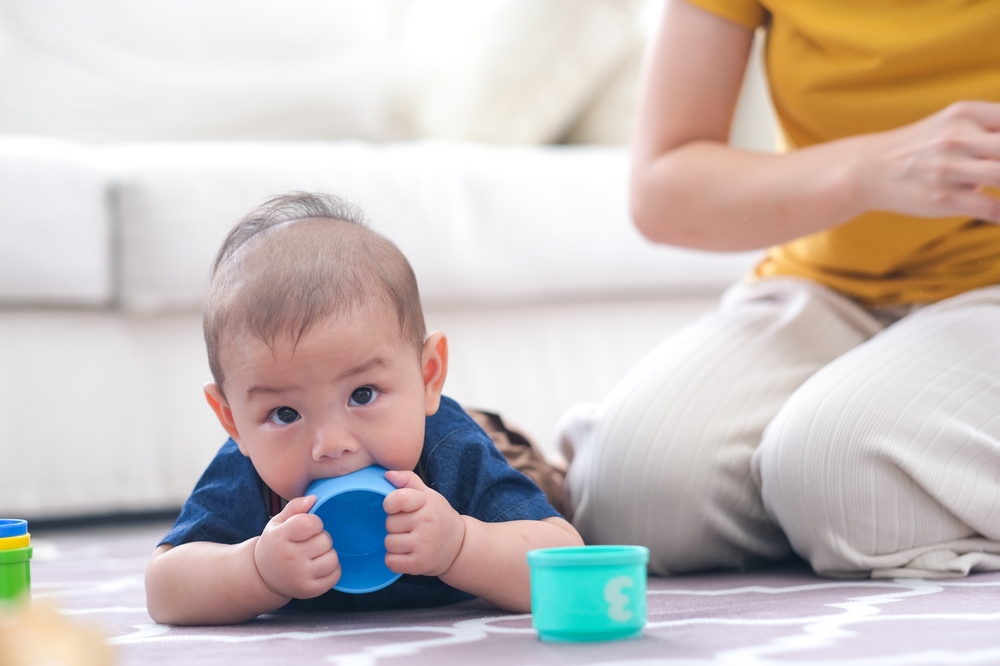 Stimulasi Bayi 10 Bulan Sesuai Milestone Perkembangannya
