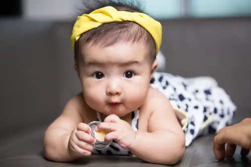 Stimulasi bayi 3 bulan-bebeclub