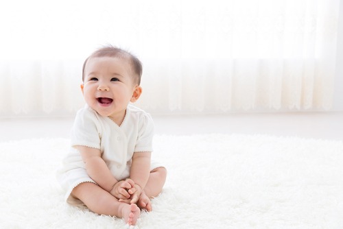 Kenapa Bayi 7 Bulan Belum Bisa Duduk? Ini Penyebab dan Tips Stimulasinya!