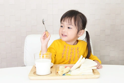 5 Cara Sederhana Mengajarkan Table Manner pada Anak Sejak Dini
