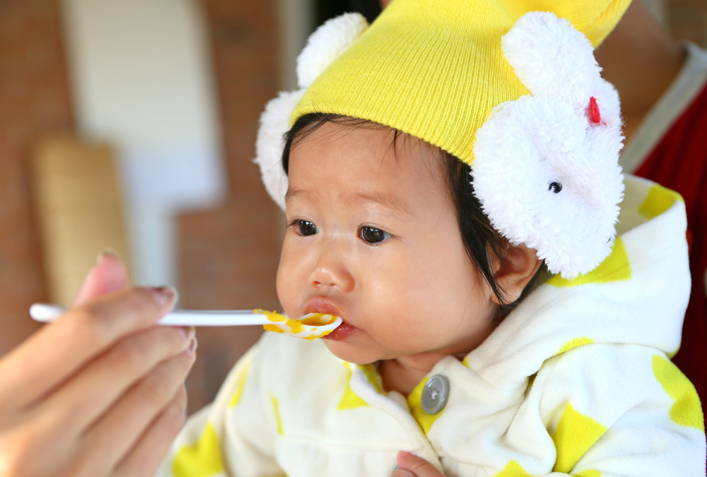 Cara Memperkenalkan Makanan Pertama pada Bayi agar si Kecil Mau Makan
