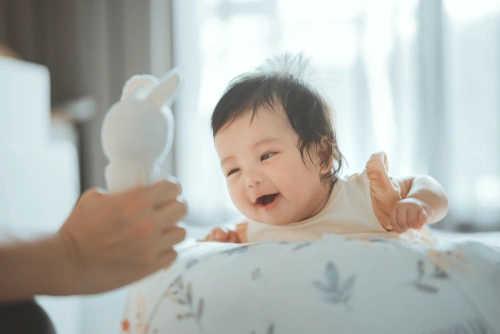 Umur Berapa Bayi Bisa Tengkurap dan Cara Melatihnya