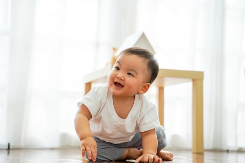 Kapan Bayi Bisa Duduk? Tahap & Cara Melatih