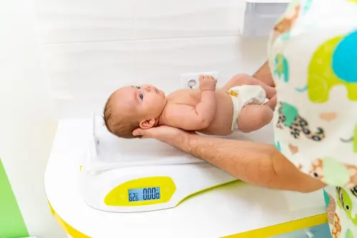 Waspadai Weight Faltering, Penyebab BB Bayi Tidak Naik Sama Sekali
